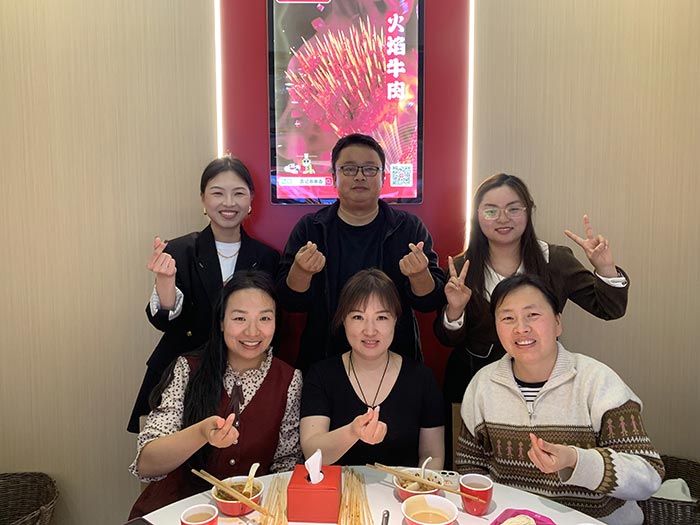 豐盛佳肴聚一堂，團(tuán)建聚餐喜氣洋洋。讓我們齊聚力量，砥礪前行！
