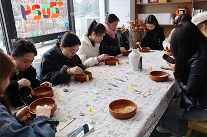 河南賽諾威全體女同事“甜蜜女神節(jié)，藝術(shù)DIY”活動(dòng)慶祝3月8日女神節(jié)快樂！